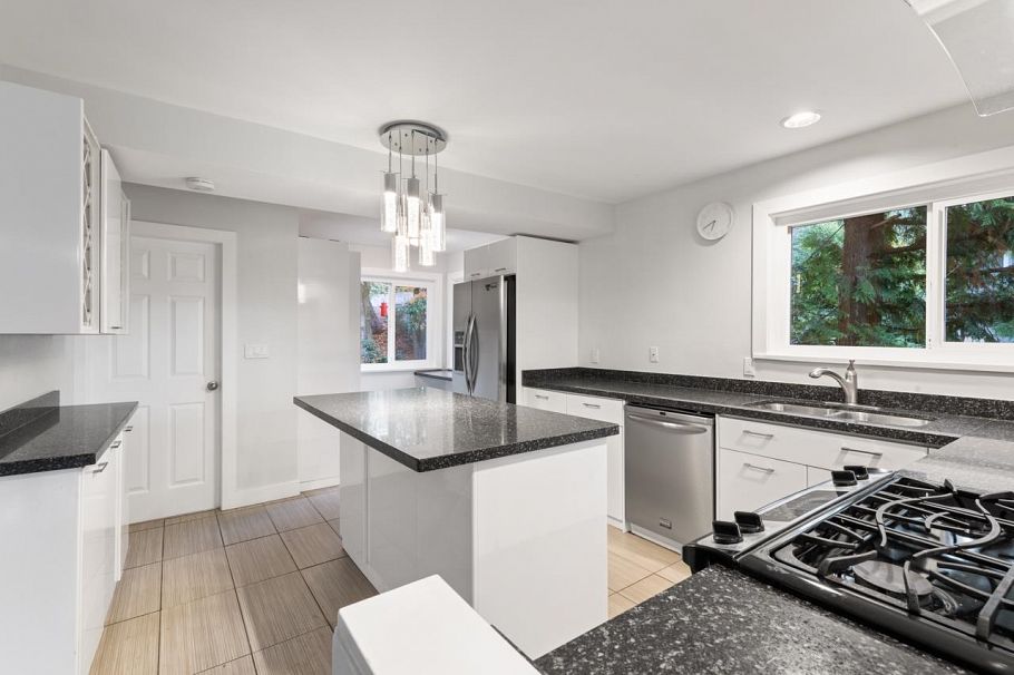 271 Montroyal Boulevard North Vancouver, BC - 7