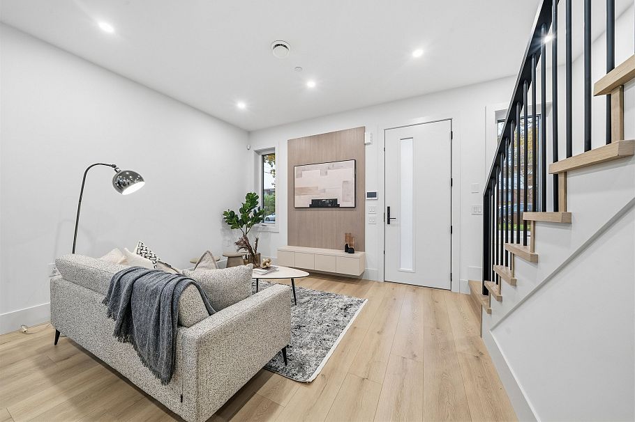 323 N Kamloops Street Vancouver, BC - 5