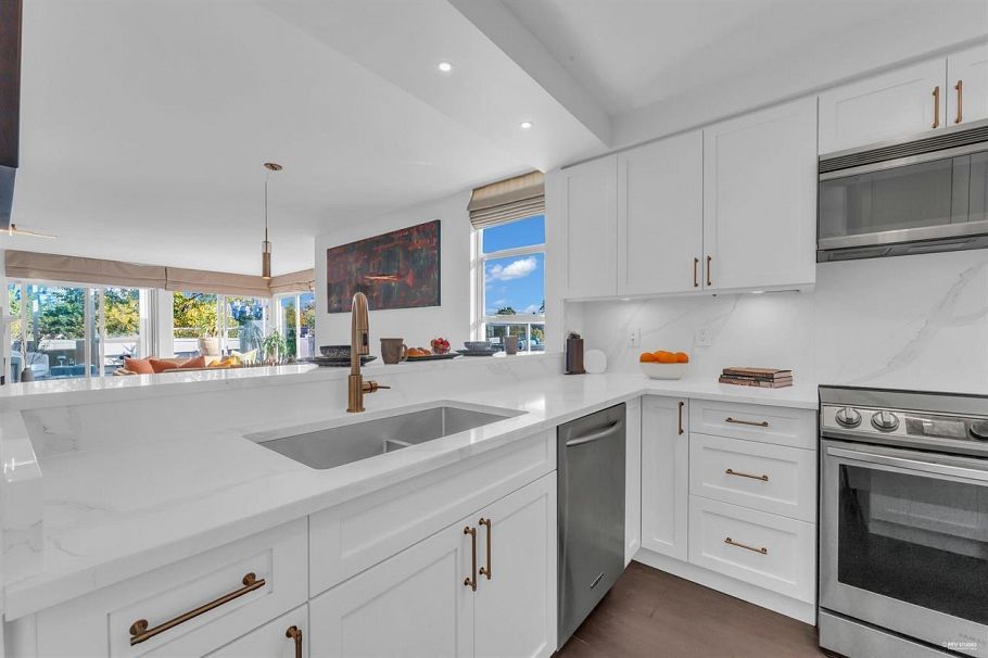 2243 Oak Street Vancouver, BC - 18