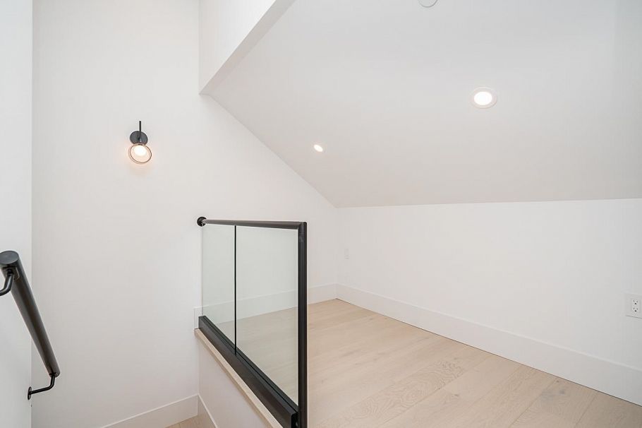 2 2460 Adanac Street Vancouver, BC - 24