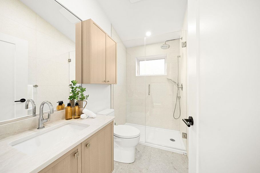 2965 Glen Drive Vancouver, BC - 24