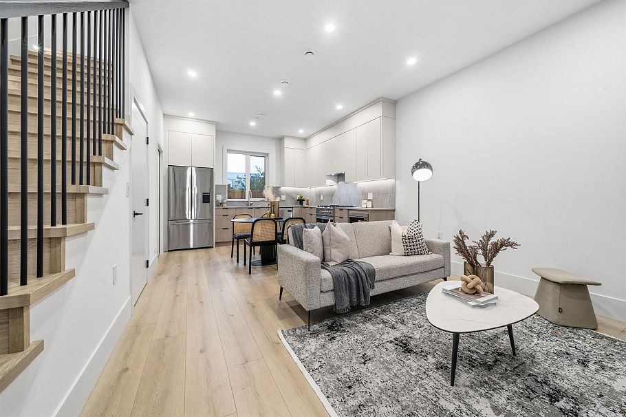 323 N Kamloops Street Vancouver, BC - 2