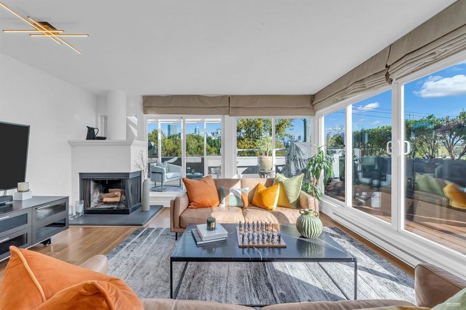 2243 Oak Street Vancouver, BC - 1