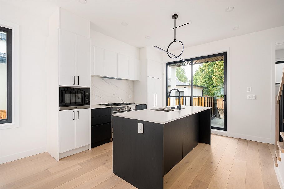 8088 Laurel Street Vancouver, BC - 5