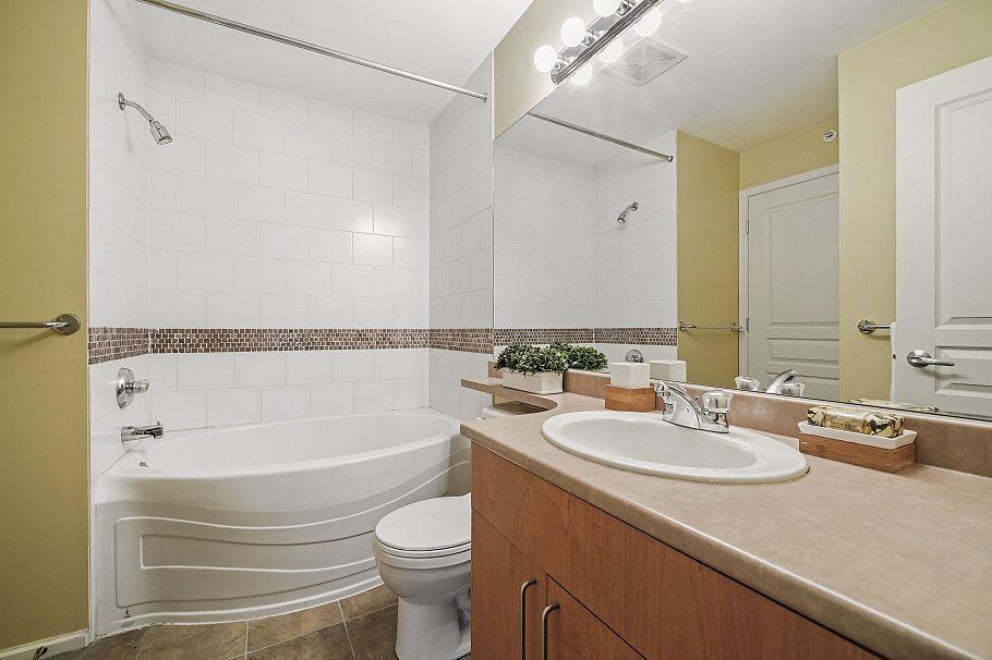 355 1100 E 29th Street North Vancouver, BC - 4