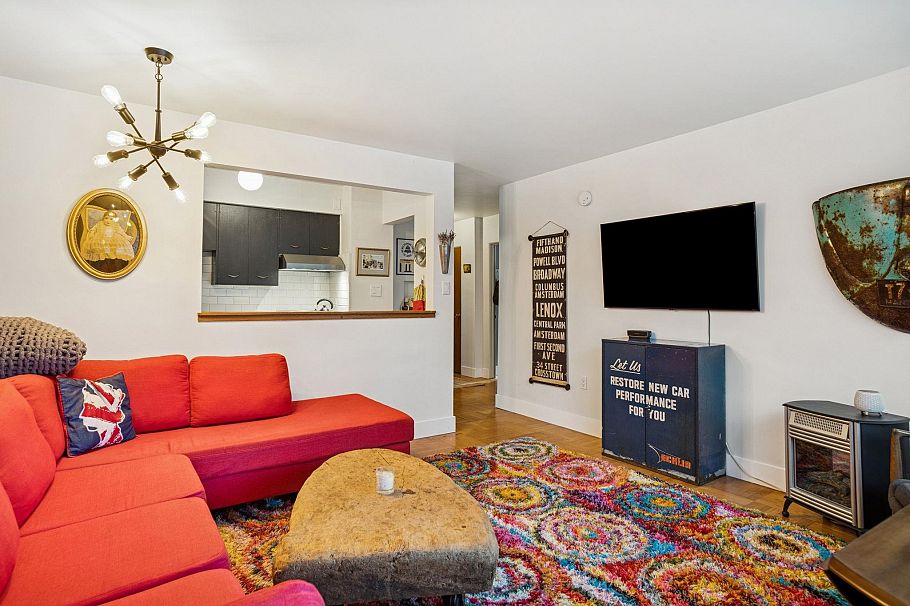 204 1050 Chilco Street Vancouver, BC - 3