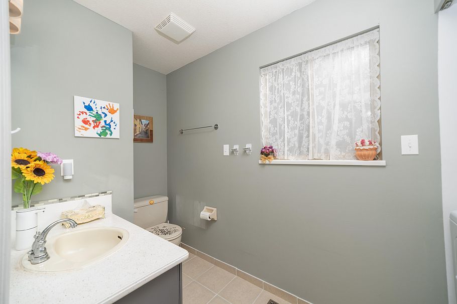 1931 Westview Drive North Vancouver, BC - 32