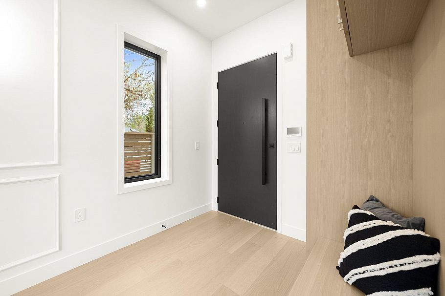 2965 Glen Drive Vancouver, BC - 11