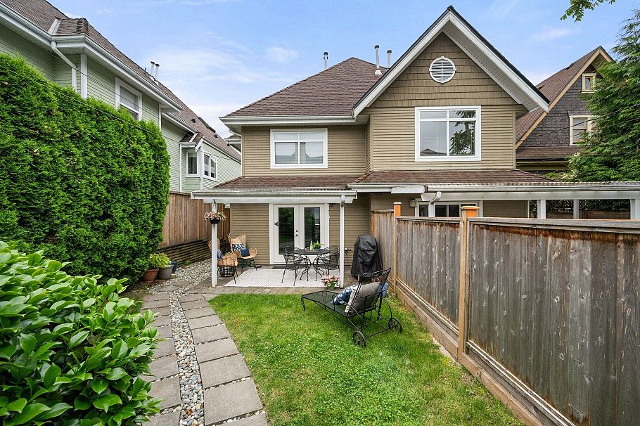 262 E 10th Street North Vancouver, BC - 26