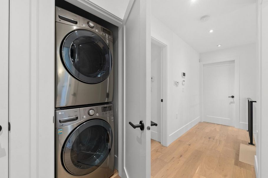 3363 W 15th Avenue Vancouver, BC - 32