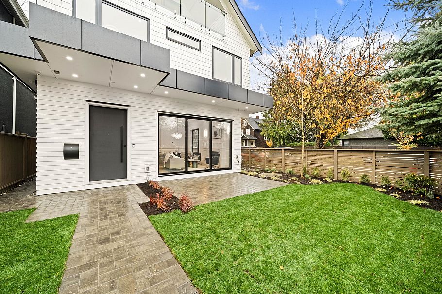 1095 E 14th Avenue Vancouver, BC - 3