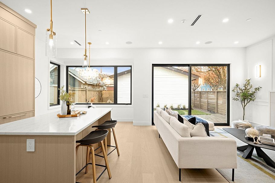 2965 Glen Drive Vancouver, BC - 8