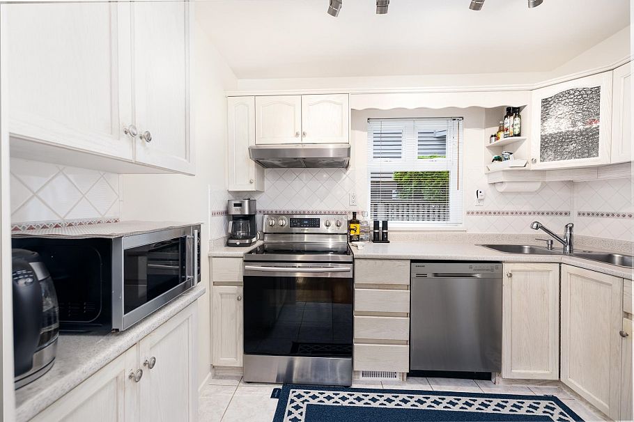 2718 W 3rd Avenue Vancouver, BC - 9