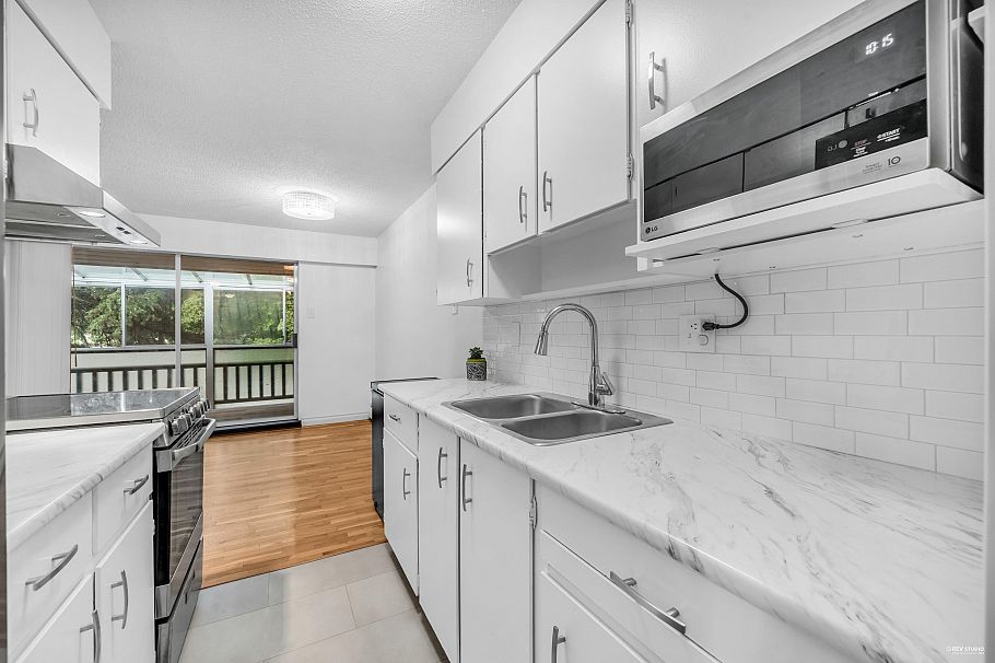 704 555 W 28th Street North Vancouver, BC - 3