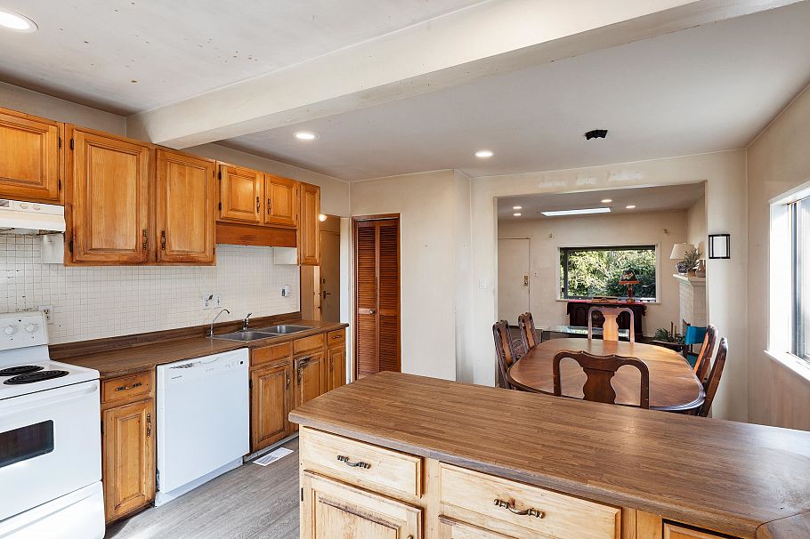 445 W Queens Road North Vancouver, BC - 15