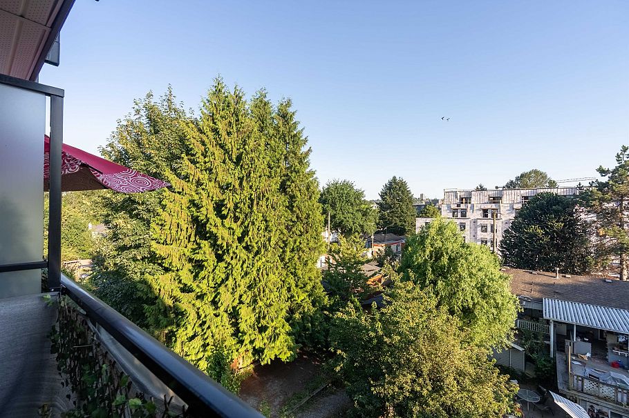 406 1519 Crown Street North Vancouver, BC - 21