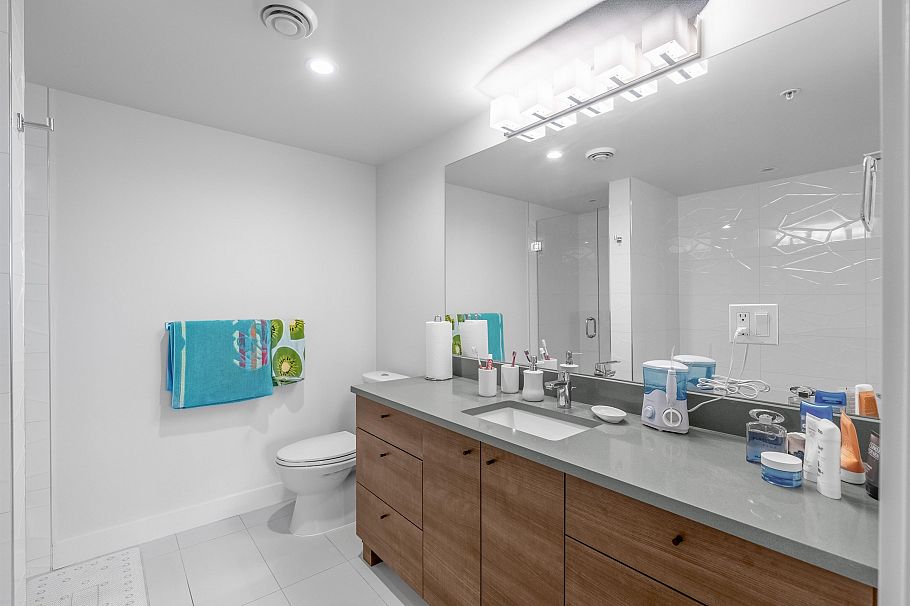 406 1519 Crown Street North Vancouver, BC - 12