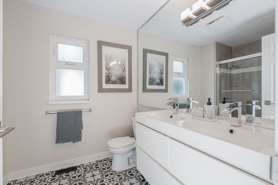 625 Seymour Court North Vancouver, BC - 16