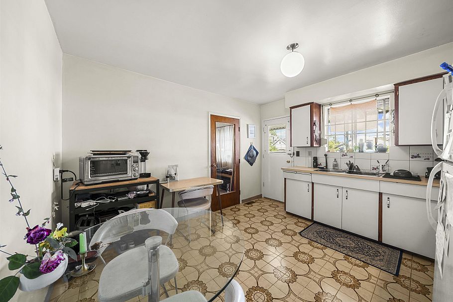 4561 Manor Street Vancouver, BC - 9