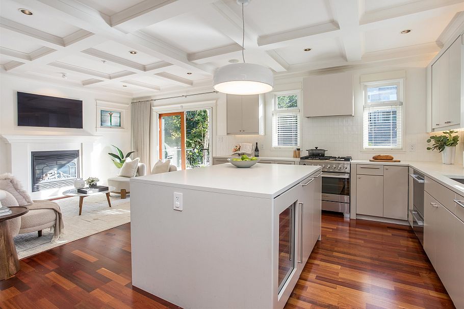 3242 W 3rd Avenue Vancouver, BC - 12