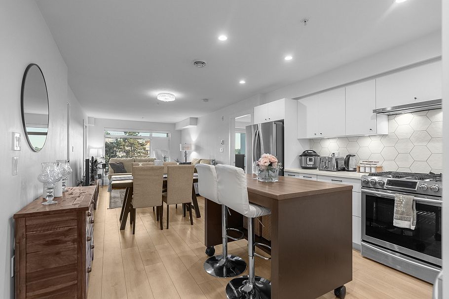 406 1519 Crown Street North Vancouver, BC - 2