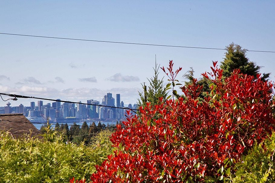 445 W Queens Road North Vancouver, BC - 2