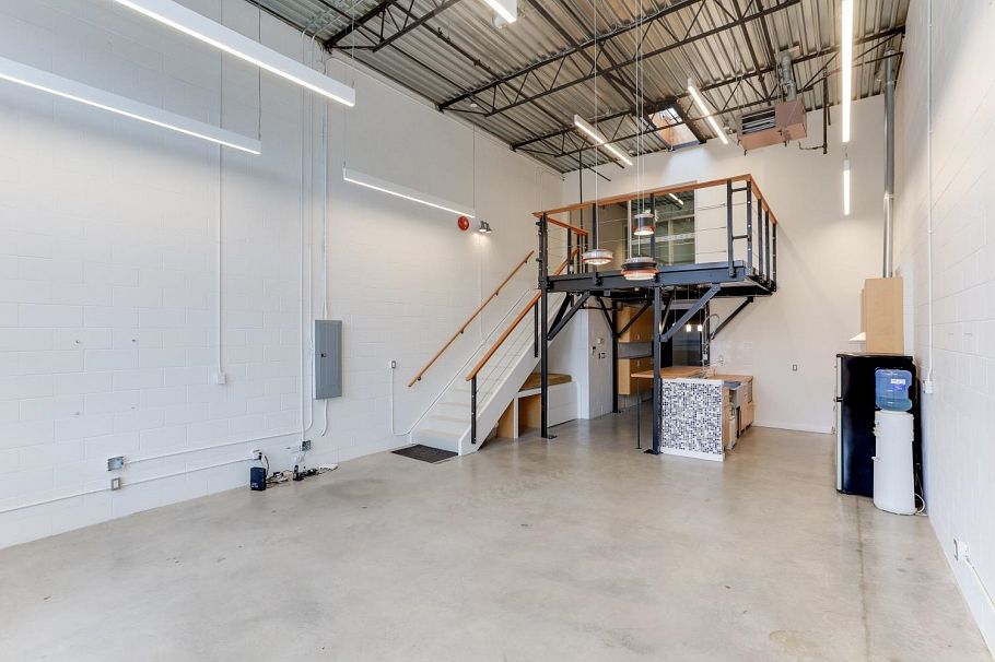 302 1220 E Pender Street Vancouver, BC - 4