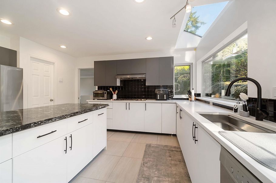 456 Montroyal Boulevard North Vancouver, BC - 9