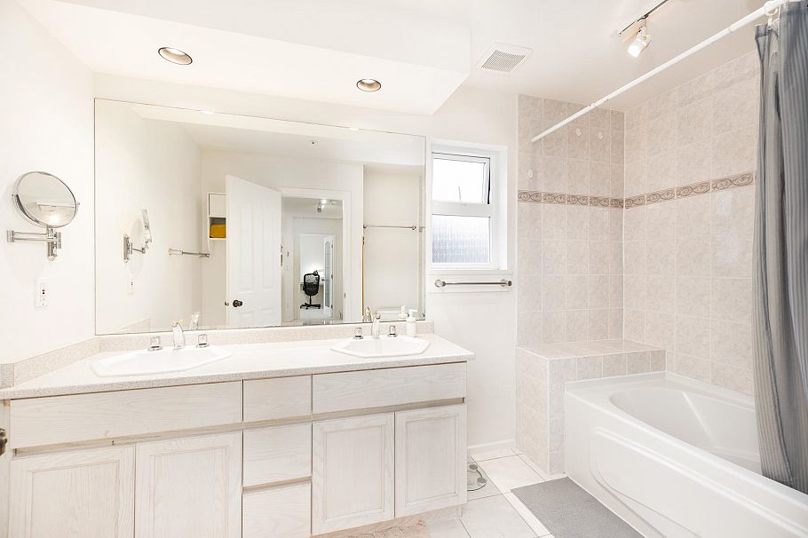 2718 W 3rd Avenue Vancouver, BC - 10