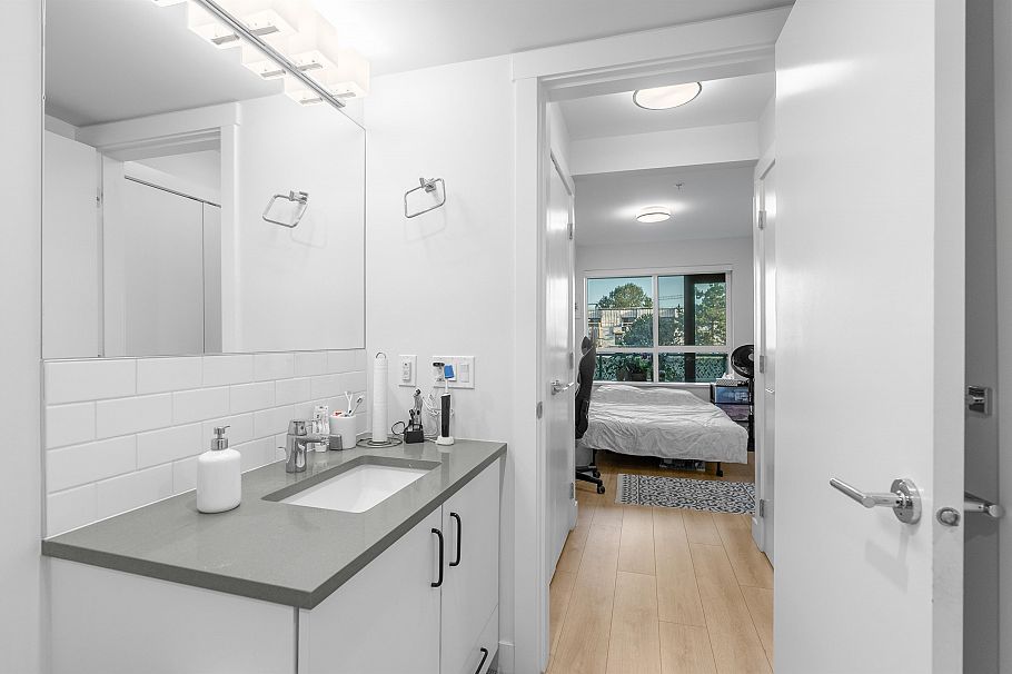 406 1519 Crown Street North Vancouver, BC - 17