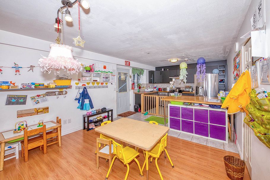 826 E 13th Street North Vancouver, BC - 32