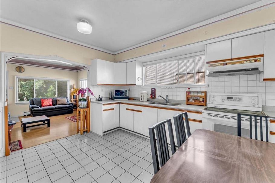 2168 Renfrew Street Vancouver, BC - 12