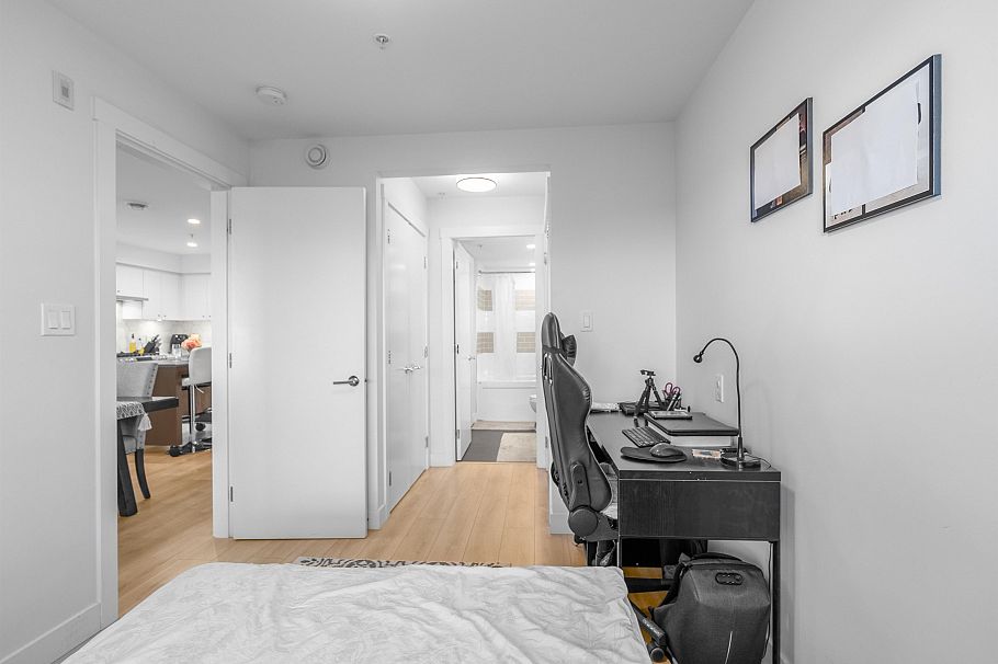 406 1519 Crown Street North Vancouver, BC - 15