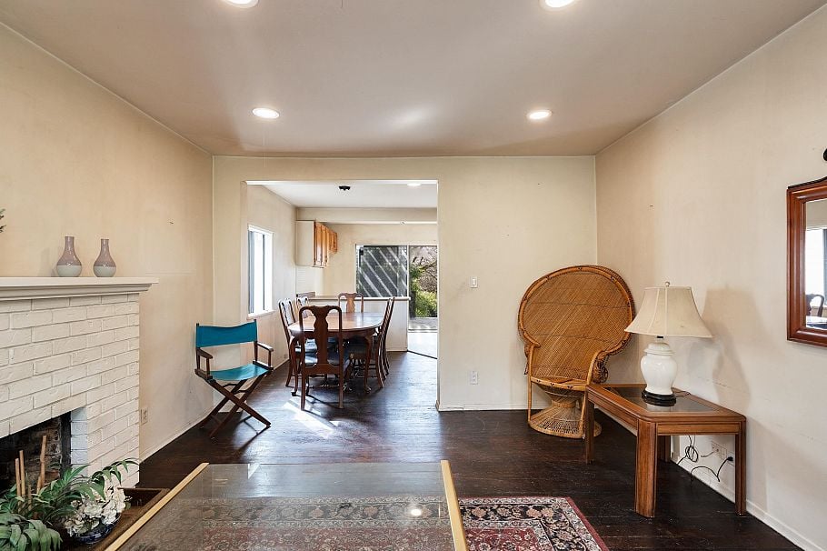 445 W Queens Road North Vancouver, BC - 9