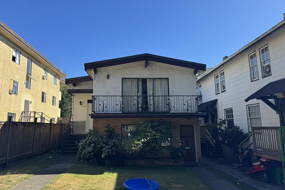 1346 E 2nd Avenue Vancouver, BC - 2
