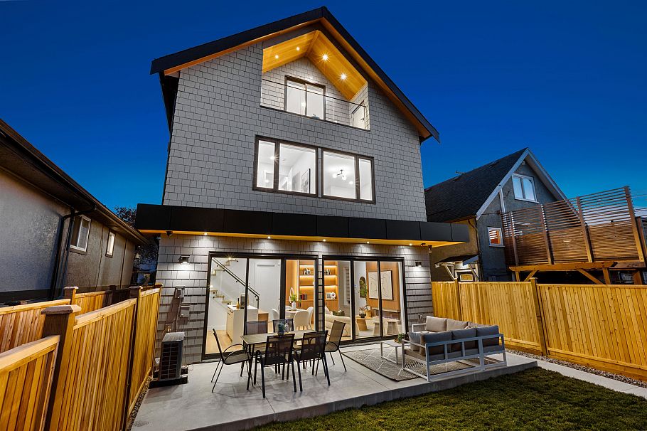 2 2435 Napier Street Vancouver, BC - 19