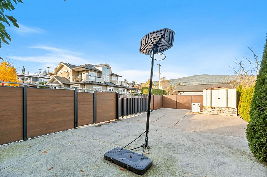 463 Beachview Drive North Vancouver, BC - 36