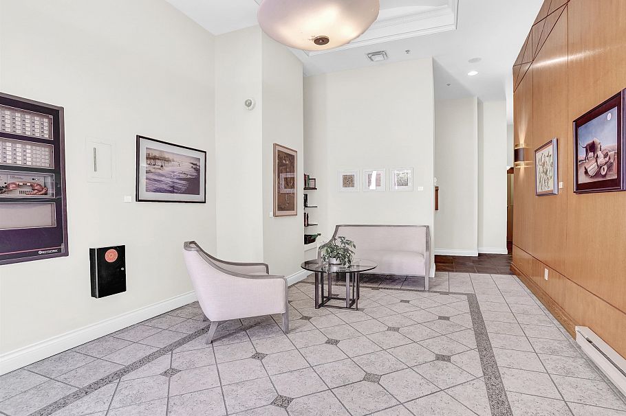 403 2580 Tolmie Street Vancouver, BC - 2