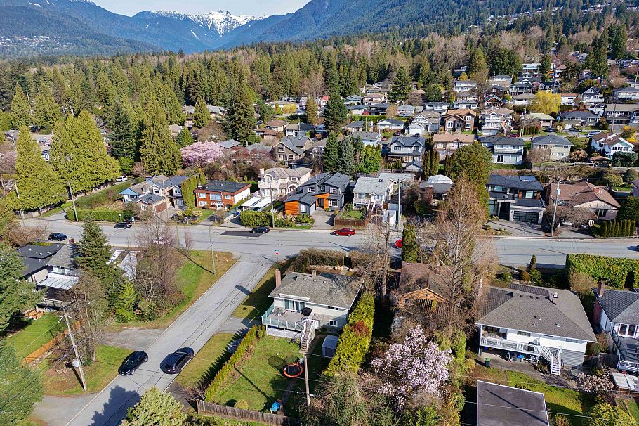 445 W Queens Road North Vancouver, BC - 22