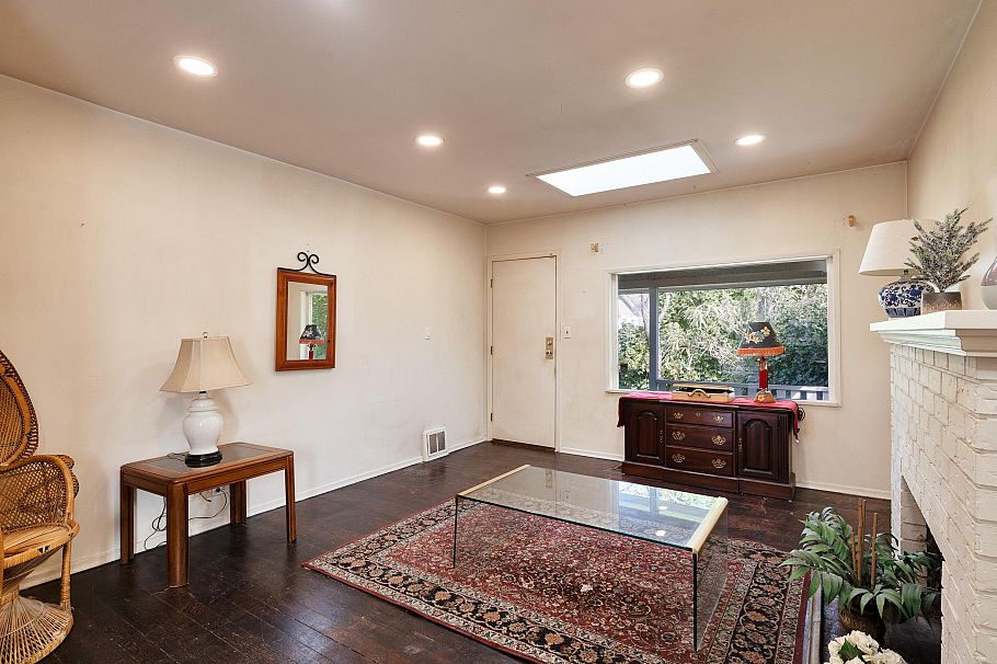 445 W Queens Road North Vancouver, BC - 11