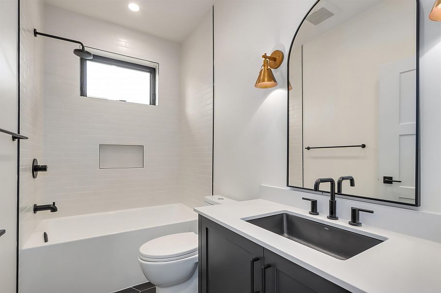 2698 E 5th Avenue Vancouver, BC - 8