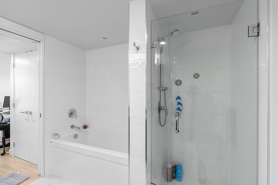 406 1519 Crown Street North Vancouver, BC - 13