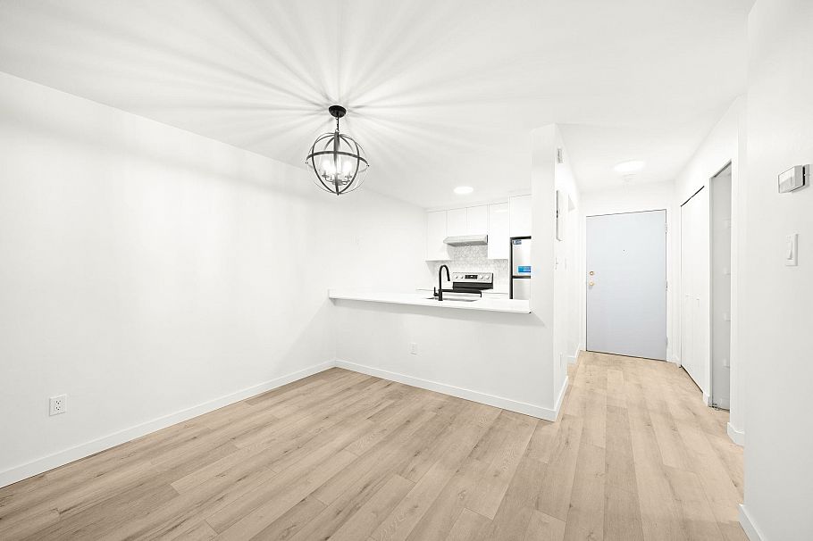 207 360 E 2nd Street North Vancouver, BC - 2