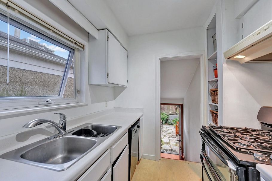 2303 W 3rd Avenue Vancouver, BC - 11