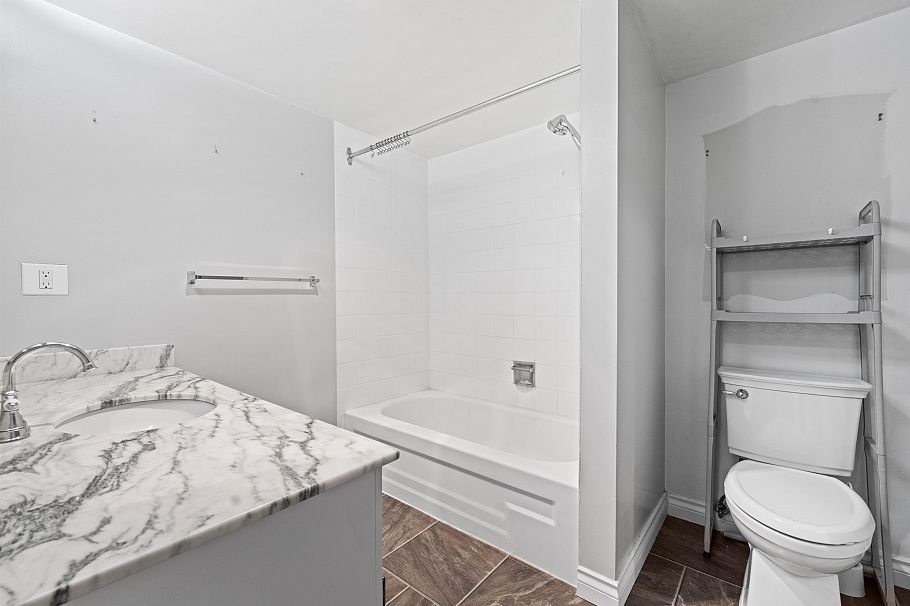 306 1260 W 10th Avenue Vancouver, BC - 9