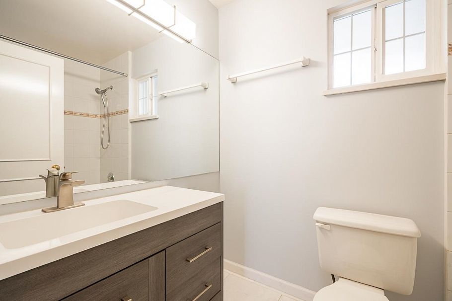 323 E Keith Road North Vancouver, BC - 18