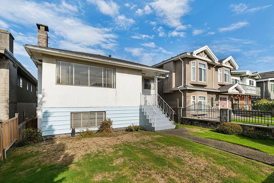 3129 E 23 Avenue Vancouver, BC - 2