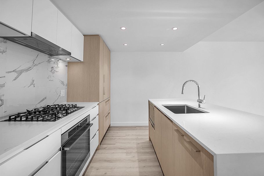 602 1500 Fern Street North Vancouver, BC - 18