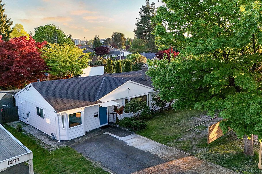 1287 W 15th Street North Vancouver, BC - 1