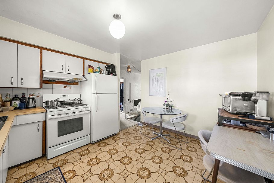 4561 Manor Street Vancouver, BC - 11